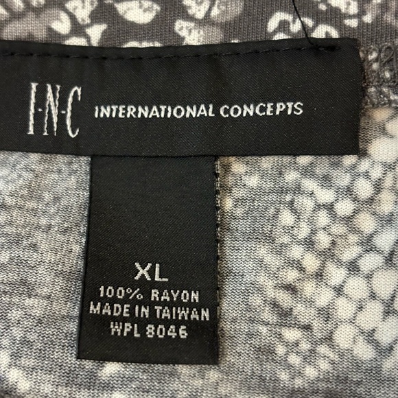 ❤️2/$15 or 3/$21❤️ INC Grey Snakeskin Print Tiered Skirt, Size XL - Picture 8 of 9